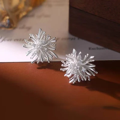 Серебряные серьги-гвоздики с цирконами