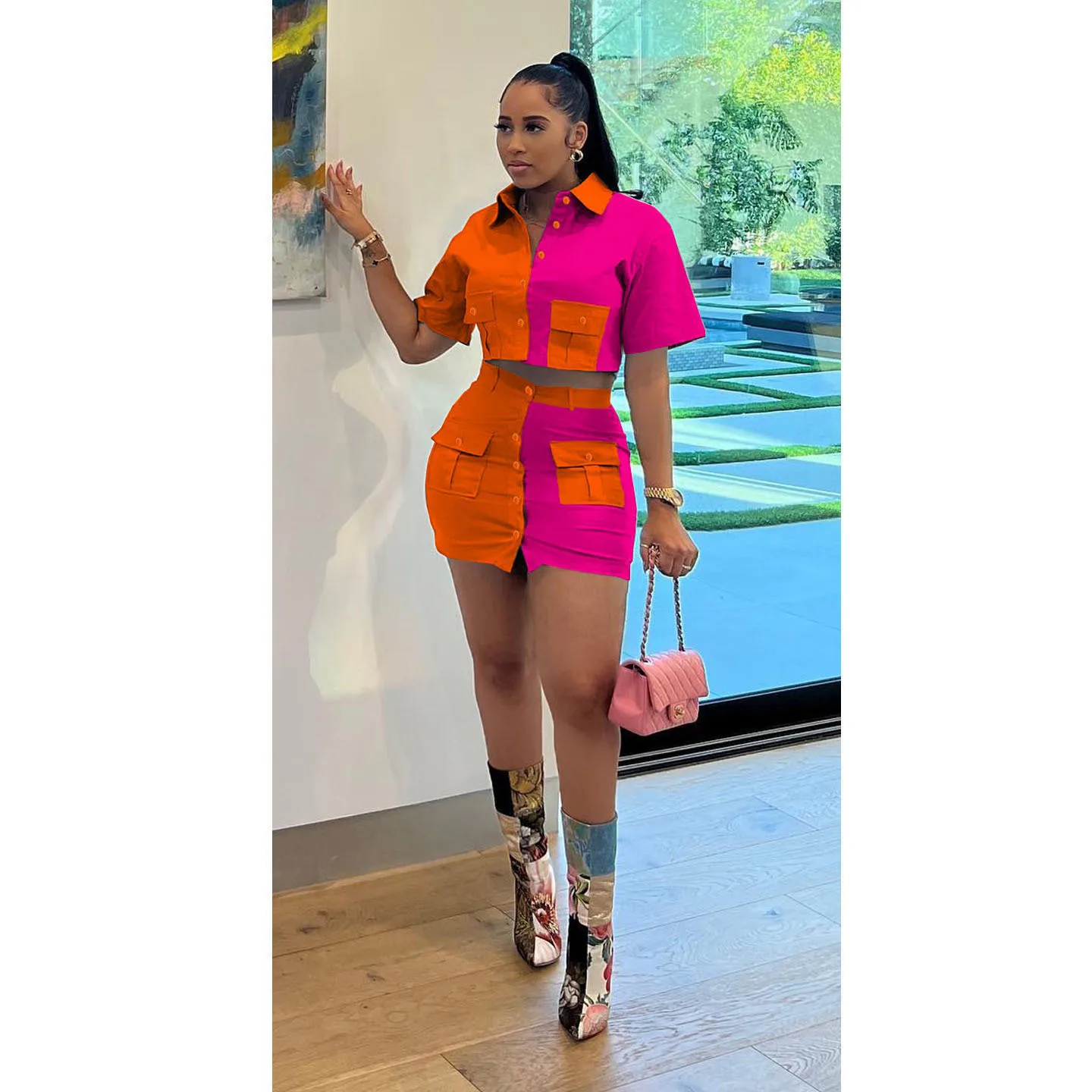 

Женский костюм-двойка с юбкой средней длины на пуговицах и карманами