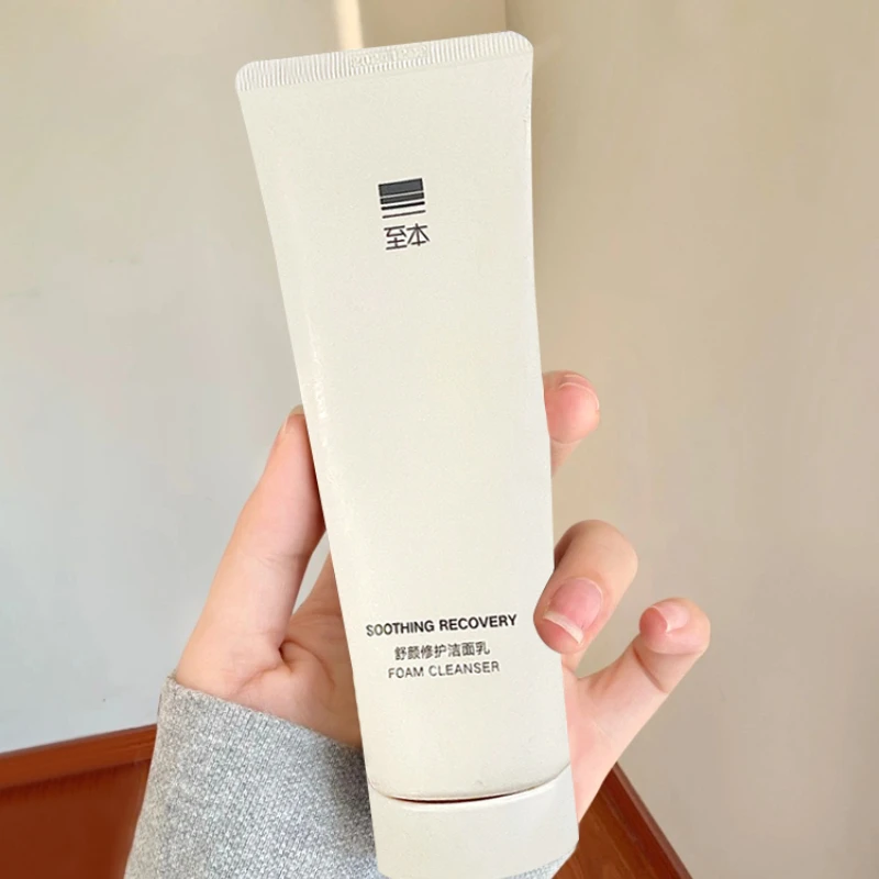 

Это очищающее средство для лица увлажняет, очищает поры и контролирует жирность.