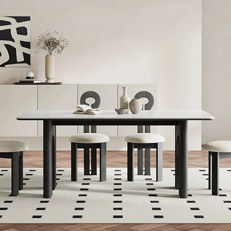 Деревянный обеденный стол