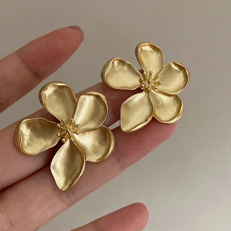 Золотые серьги с матовой текстурой и металлическими цветами в стиле ретро для