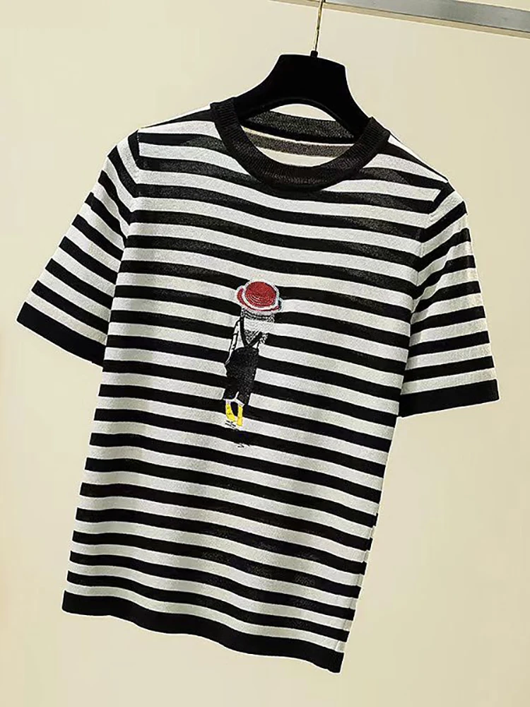 Тонкая трикотажная футболка в полоску с вышивкой женская коротким рукавом