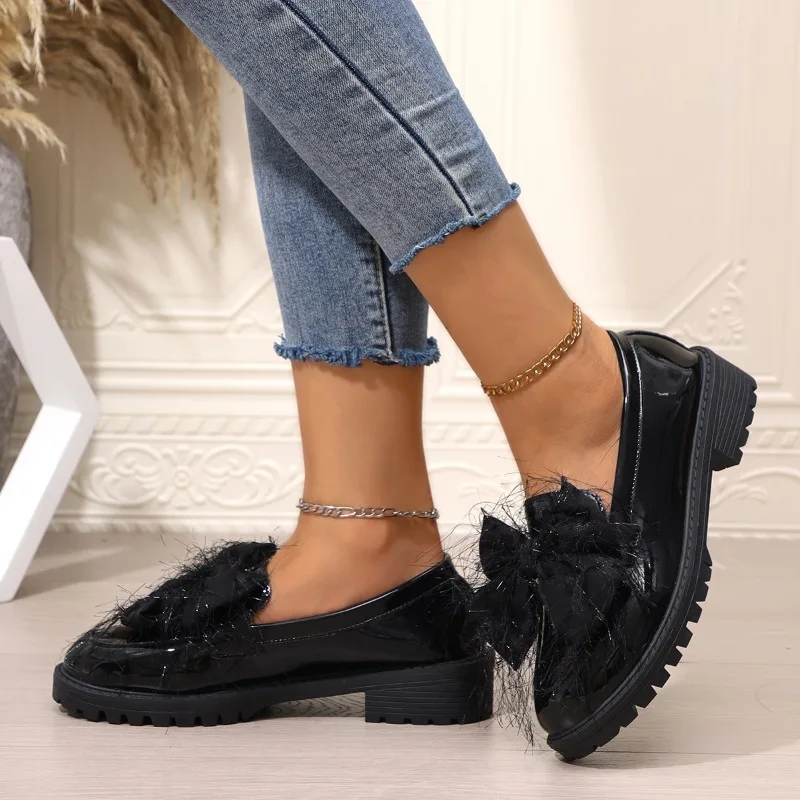 Женские туфли на толстом каблуке осенние новые с круглым носком глубоким вырезом