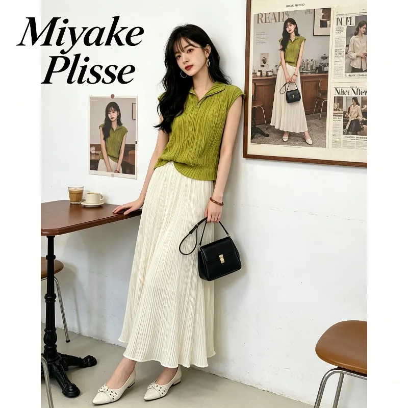 Фото Плиссированная футболка Miyake, лето 2026, новая модель, цвета офф-вайт, с V-образным вырезом, для женщин, модный простой топ, тонкая универсальная женская одежда с плиссировкой. №1