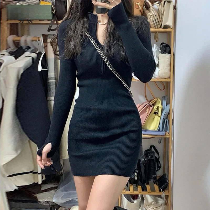 Трикотажное платье с французским вырезом женское осенне-зимнее базовое
