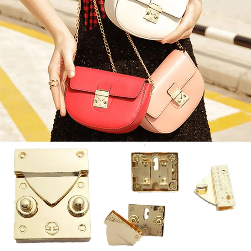 

Женская сумка на плечо с металлической застежкой