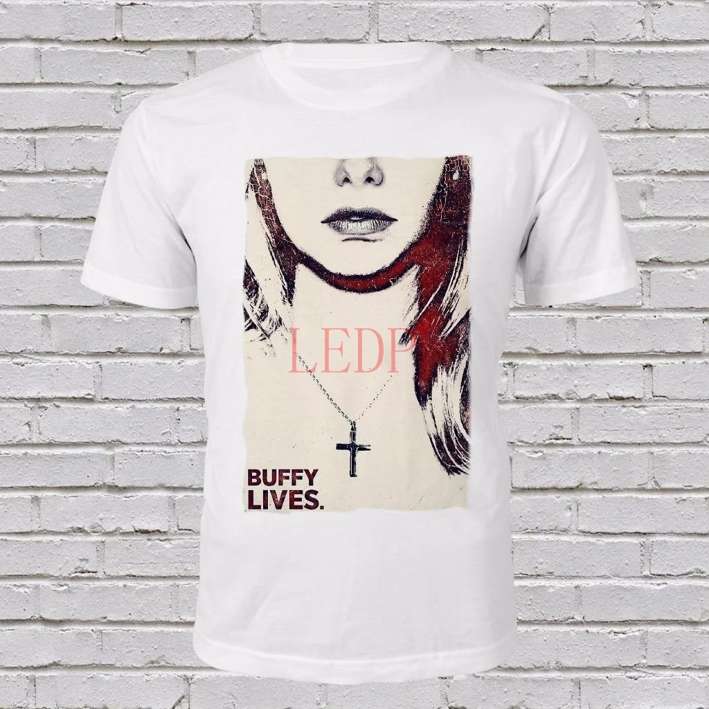 

Женская футболка с принтом рассекающего вампира