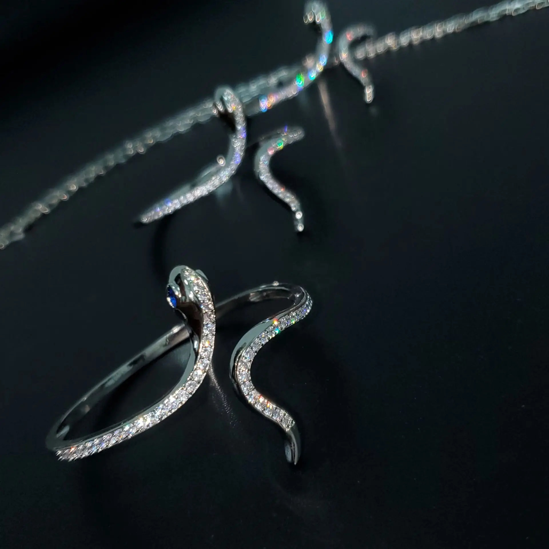 Изящный металлический браслет с усами для мужчин и женщин позолоченный