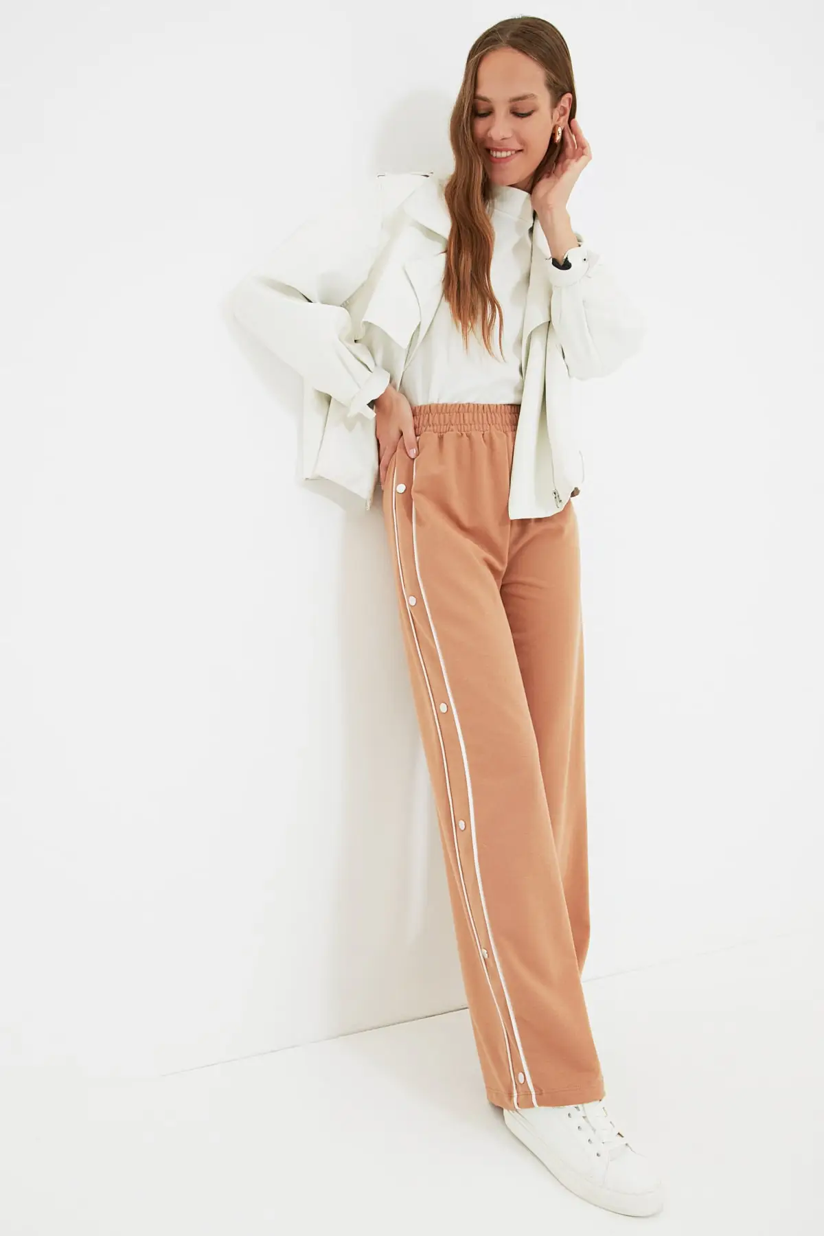 

Trendyol Camel Wide Leg Sides Snap-fit Detaylı Knit Sweatpants TCTAW22EI0036