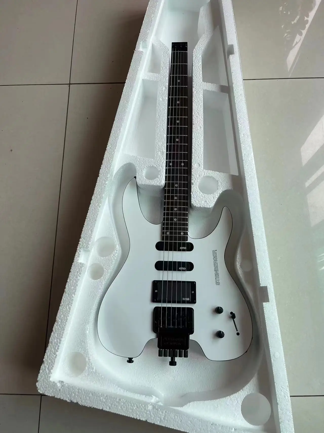 

Free shipping,wholesale STEINBERGER headless electric guitar white color with active pickups 1461