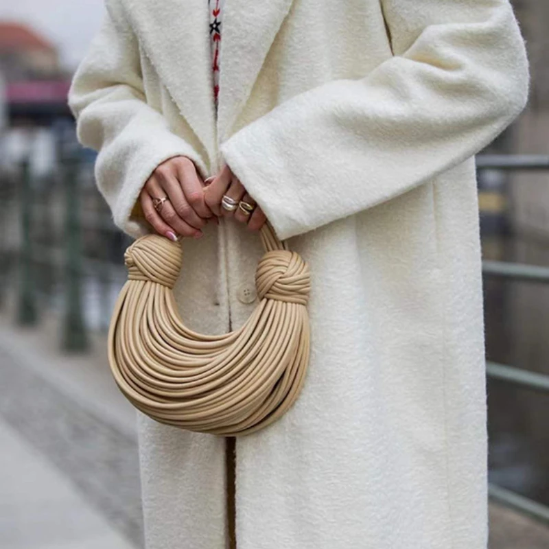 

2022 Модная вязаная вручную Сумка-блоггер с узлом для вытягивания хлеба нишевой дизайн Модная женская вязаная сумка-лапша мини женская обеденная сумка