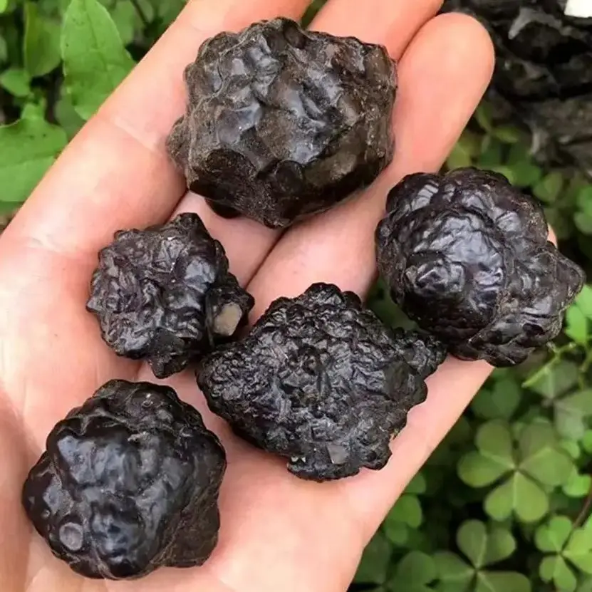 

Необработанные черные бриллиантовые кристаллы Египта