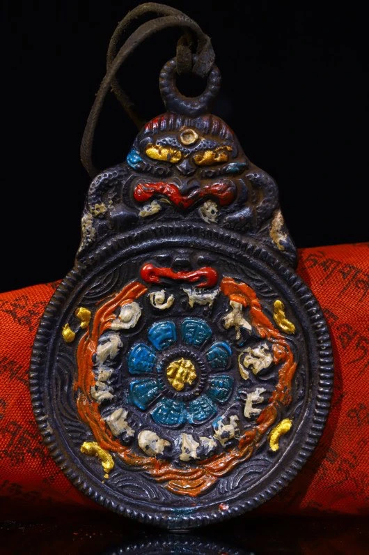 

Тибетский непальский бронзовый корпус, резьба, живопись, Зодиак, девять дворцов, восемь диаграмм, Vajra и пестик коллекция