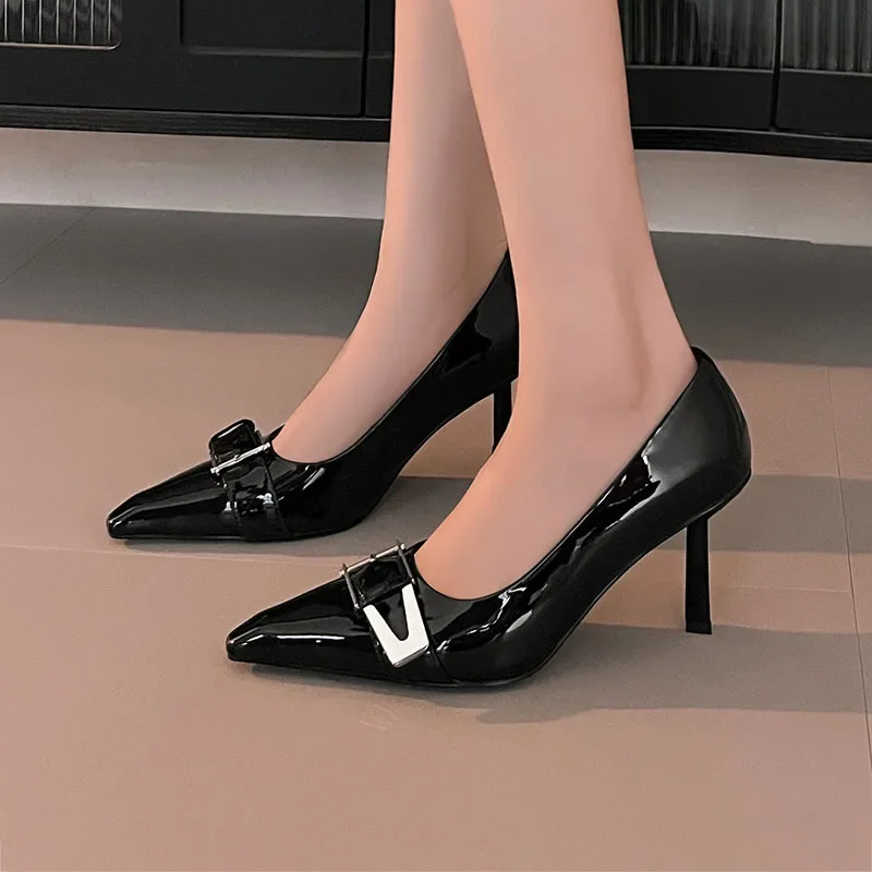 Черные туфли-лодочки без шнуровки на высоком каблуке из лакированной кожи с