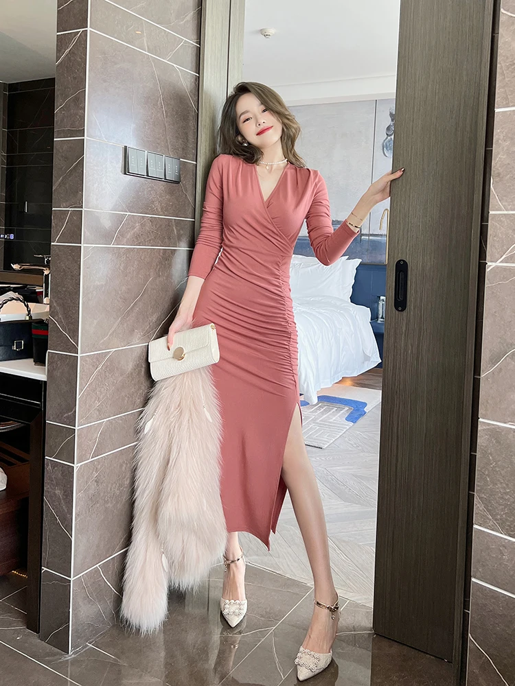 Розовое длинное трикотажное платье-футляр с разрезом на талии обтягивающее