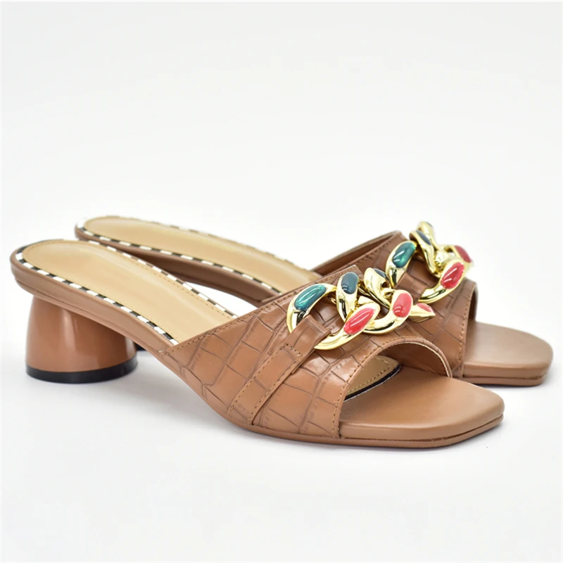 Новые модные свадебные туфли с металлической цепочкой для невесты украшенные