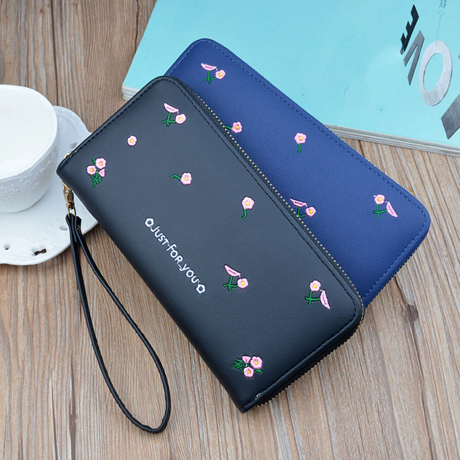 

Women's Long Clutchs With Mini Flower Embroidery Multi-Purpose Large Capacity Purse For Money Card Storage