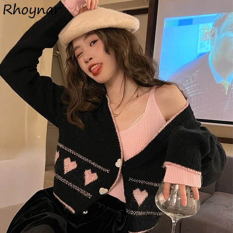 

Женский трикотажный кардиган с V-образным вырезом и принтом сердечек