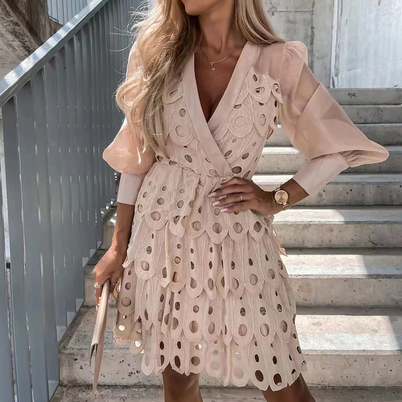 Элегантное женское мини-платье с длинным рукавом и V-образным вырезом модное