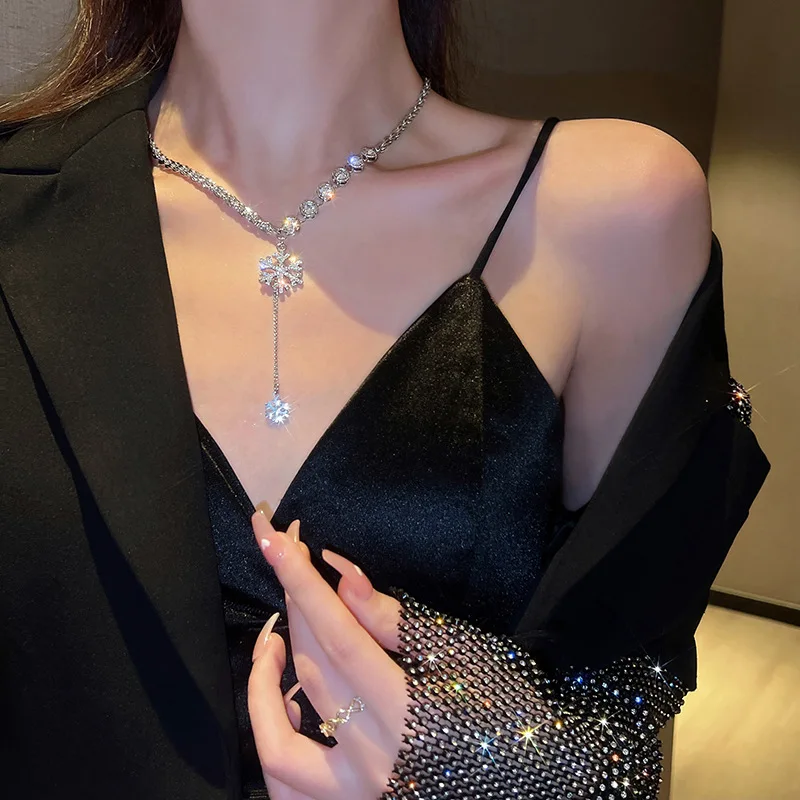 

2022 Winter Light Luxury Full Diamond Snowflake Tassel Pendant Ins Sweet Cool Style Simple Design Fashion Jumper Chain Jewelry