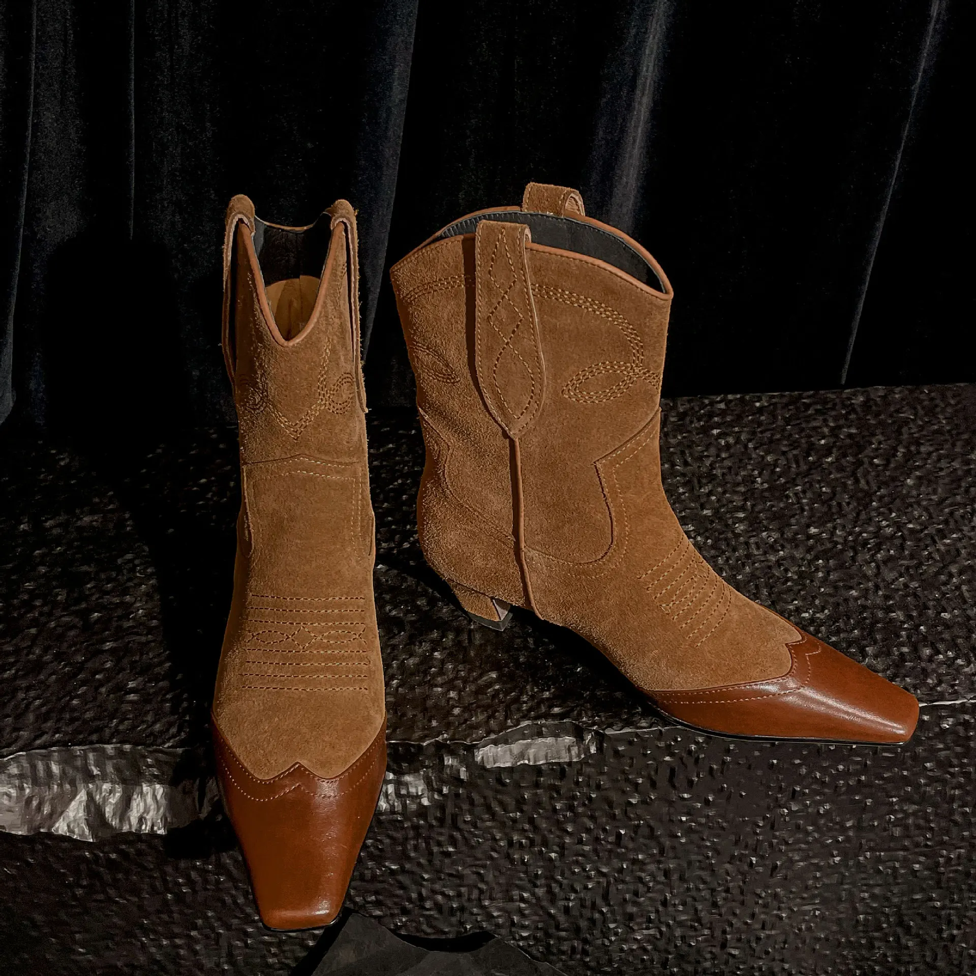 

Женские замшевые ботильоны без застежек, ботинки с острым носком на гетероморфном каблуке, женская обувь с вышивкой, роскошные боевые ботинки, дизайнерская обувь