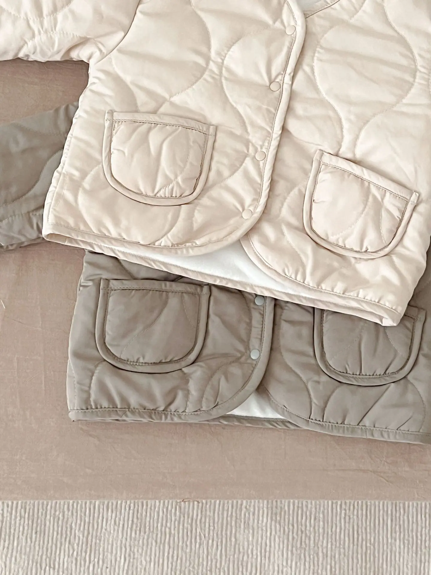 Зимнее однотонное пальто и штаны для младенцев Angoubebe 233S206 унисекс с V-образным