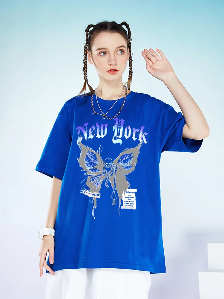 

Футболка женская хлопковая с принтом, свободный брендовый дышащий топ с коротким рукавом, с изображением Нью-Йорка и скелета бабочки в стил...