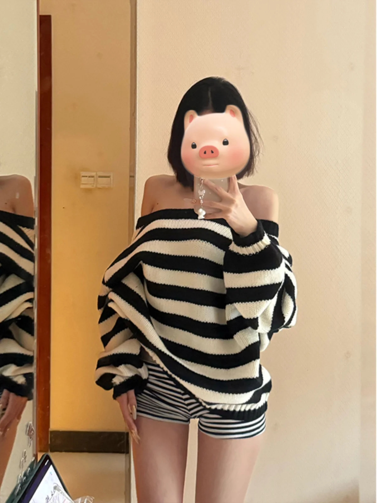 Черно-белый полосатый пуловер с открытыми плечами и наклонными женский свитер 2024