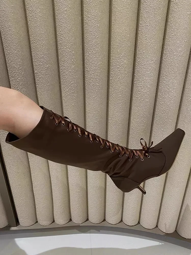 Сапоги до колена на низком каблуке с квадратным носком и ремешками мягкие