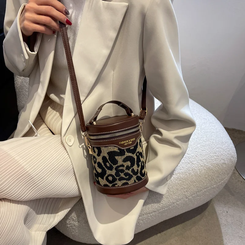Spring foreign style leopard bag female 2022 new trend niche versatile Messenger Bag Fashion portable cylinder bag