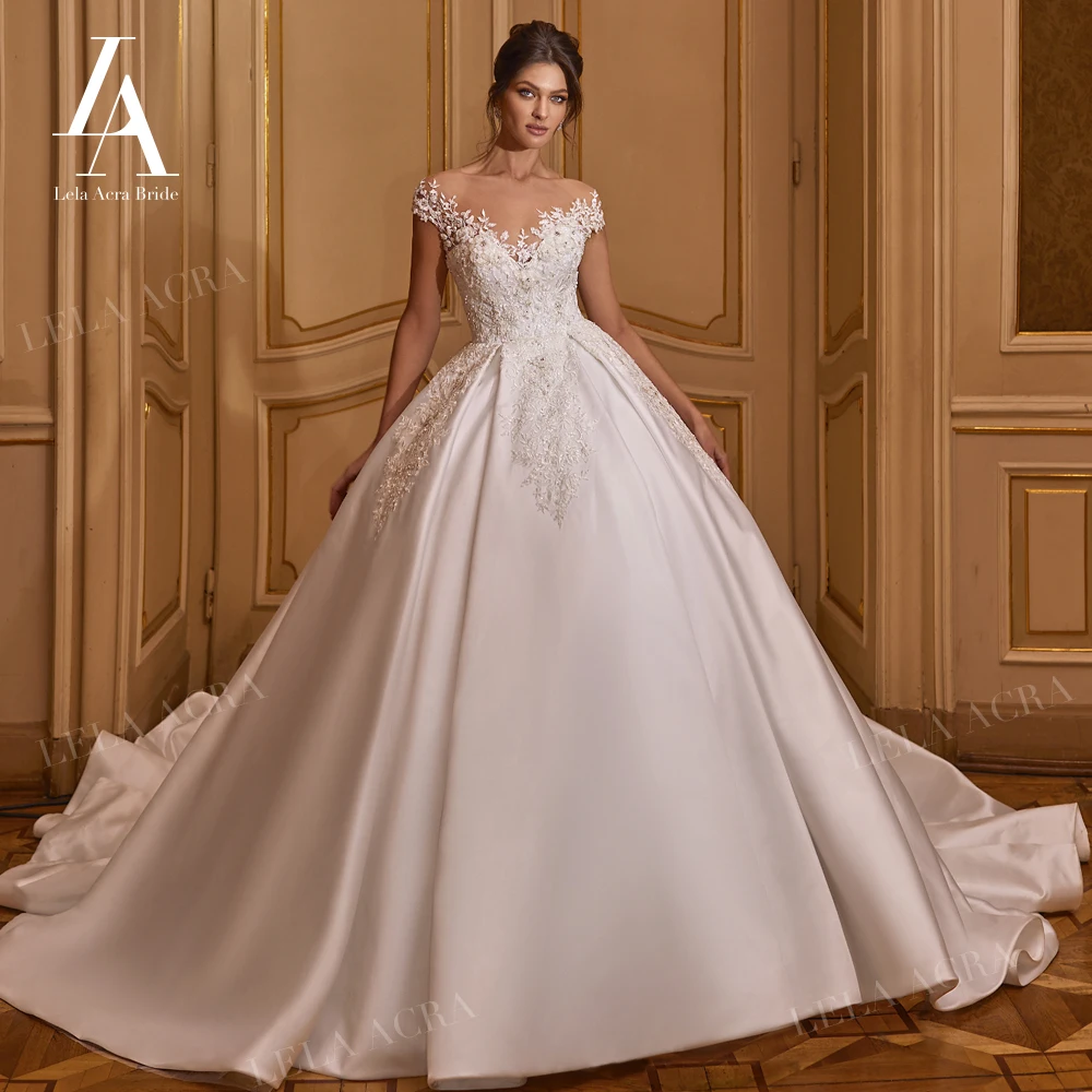 

LelaAcra Sleeveless Wedding Dress 2023 Satin Appliques Beaded Court Train Princess Bride Gowns R121 Plus Size Vestido de Noiva