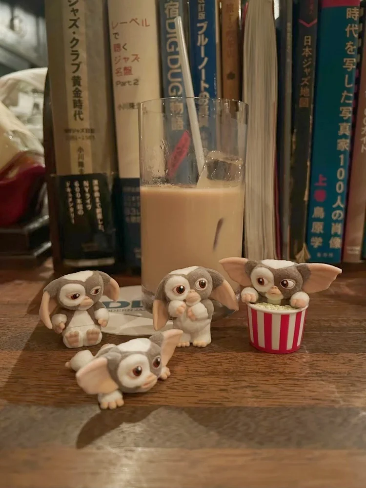 Фото Коллекционная мини-фигурка Bandai Gremlins Gizmo Flocked в капсуле Gashapon: персонаж фильма ужасов, настольное украшение, игрушка №3