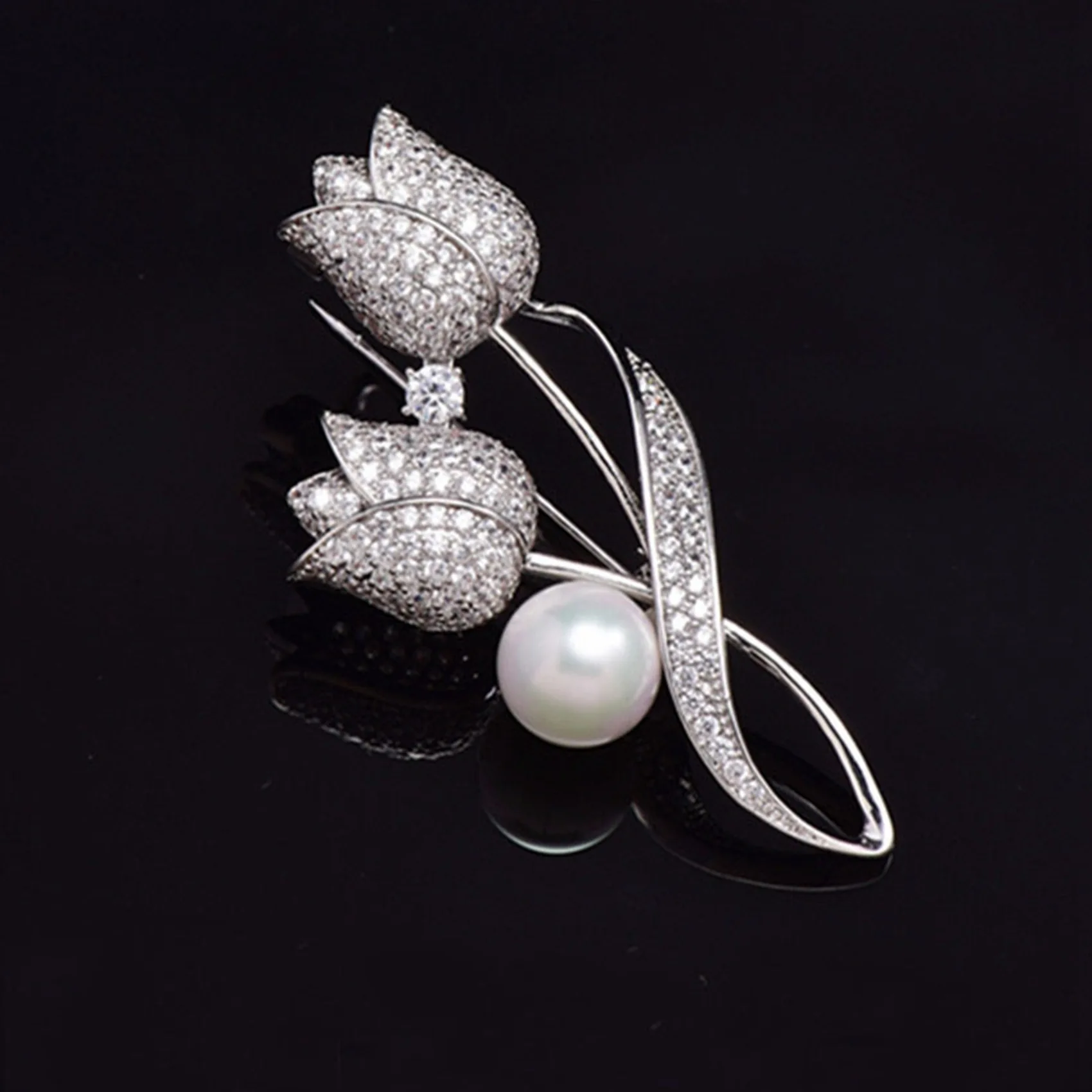 

Women Brooch Rhinestone Tulip Flower Brooch Anti-Glare Suit Brooch Collar Pin Jewelry Color: Silver
