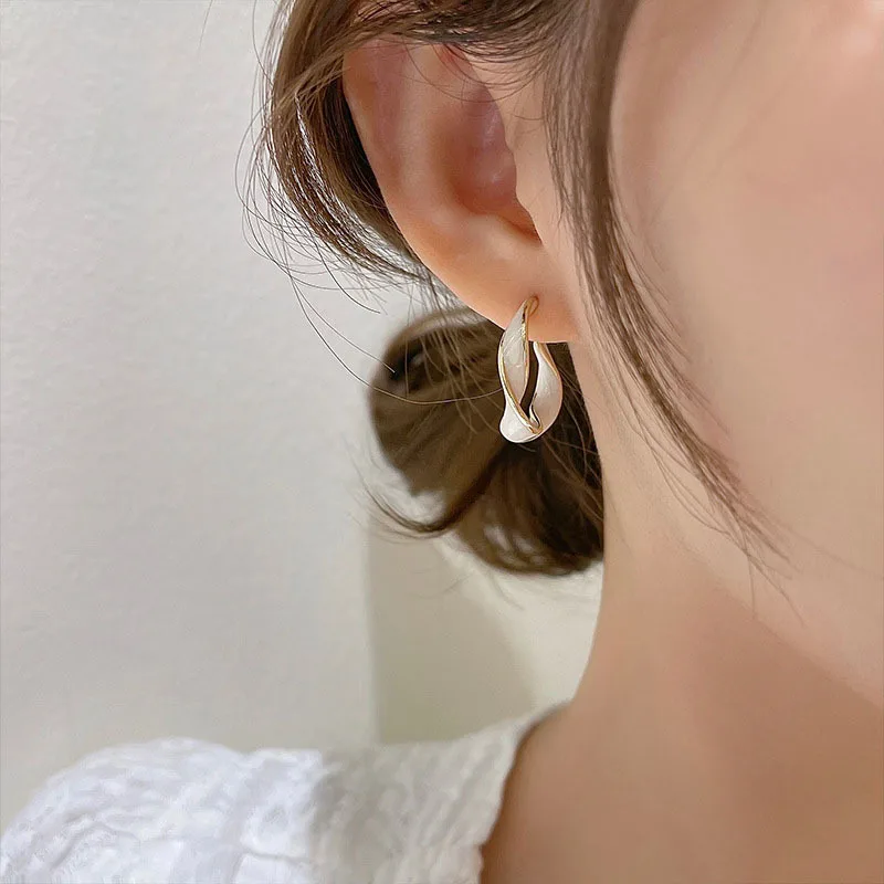 

Sweet Large Circle Metal Hoop Earrings For Girl Woman Modern Design Sexy Fashion Korean Jewelry Temperament Daily Life Wedding