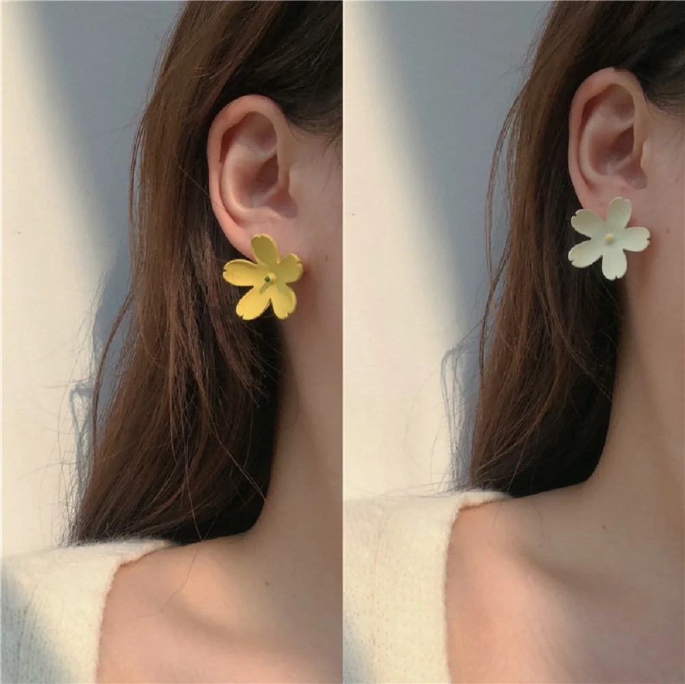 

2023 New Metal Yellow Flowers Women's Korean jewelry literary Style Earrings Net Red Temperament Simple new Earrings