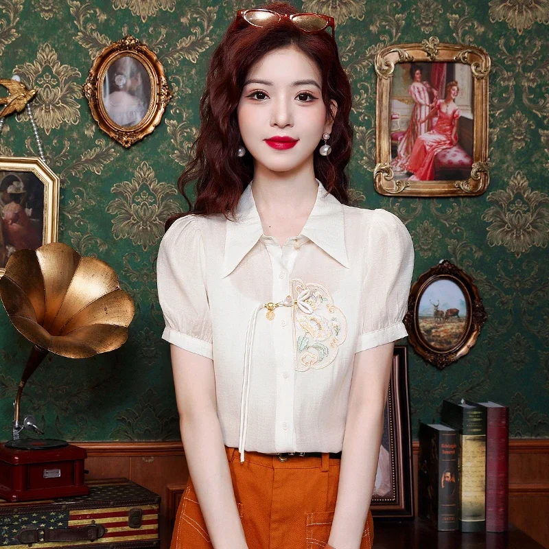 Женская блузка с коротким рукавом и отложным воротником модель 2024 года