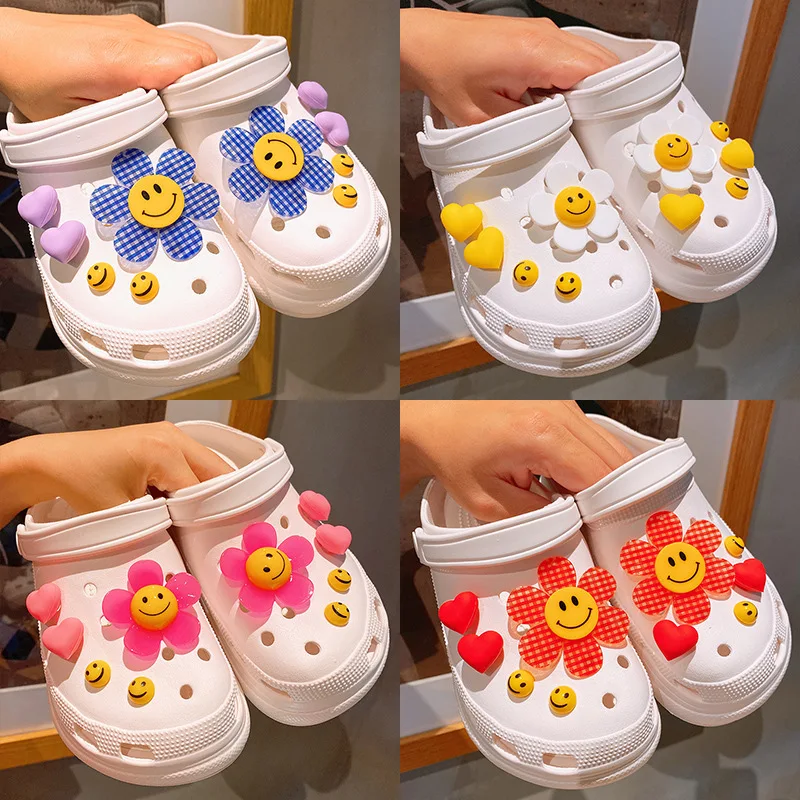 

New Smiley Face Flower Croc Charms Accessories Three-dimensional Sunflower Daisy Ready To Put OnDecorative Buckle DIY for Girls