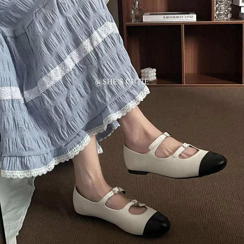 Женские туфли на плоской подошве с круглым носком