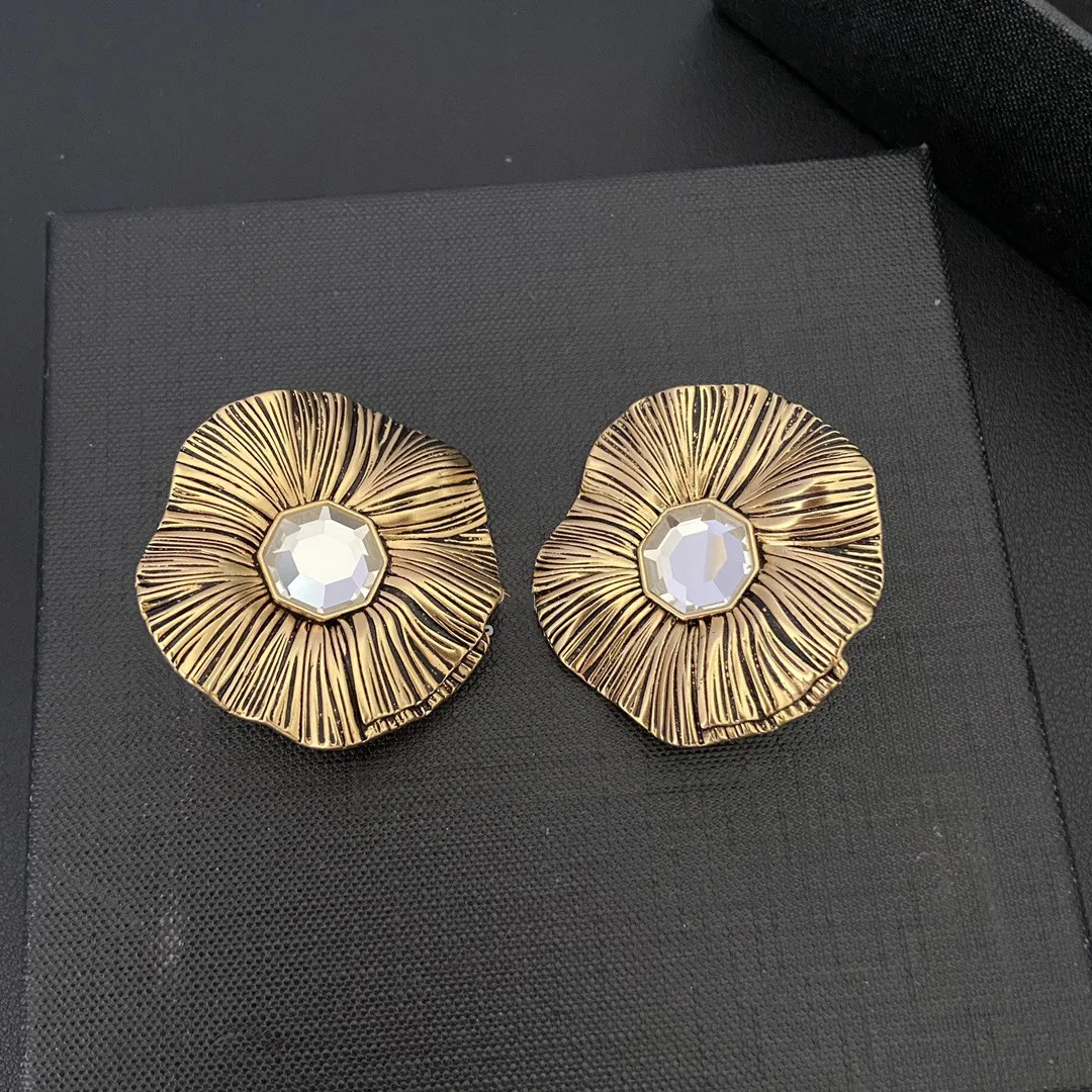 

European and American popular retro flower ear clips