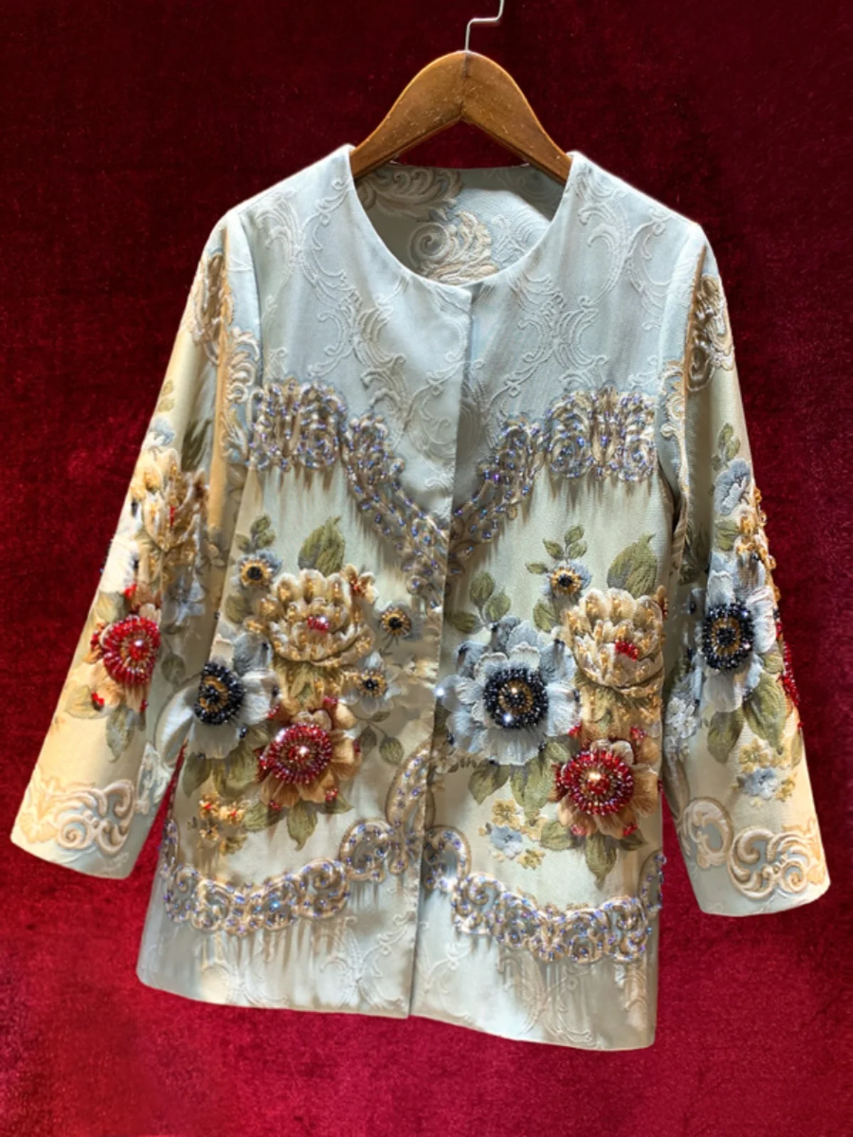 Женское демисезонное пальто с вышивкой и бусинами 2024