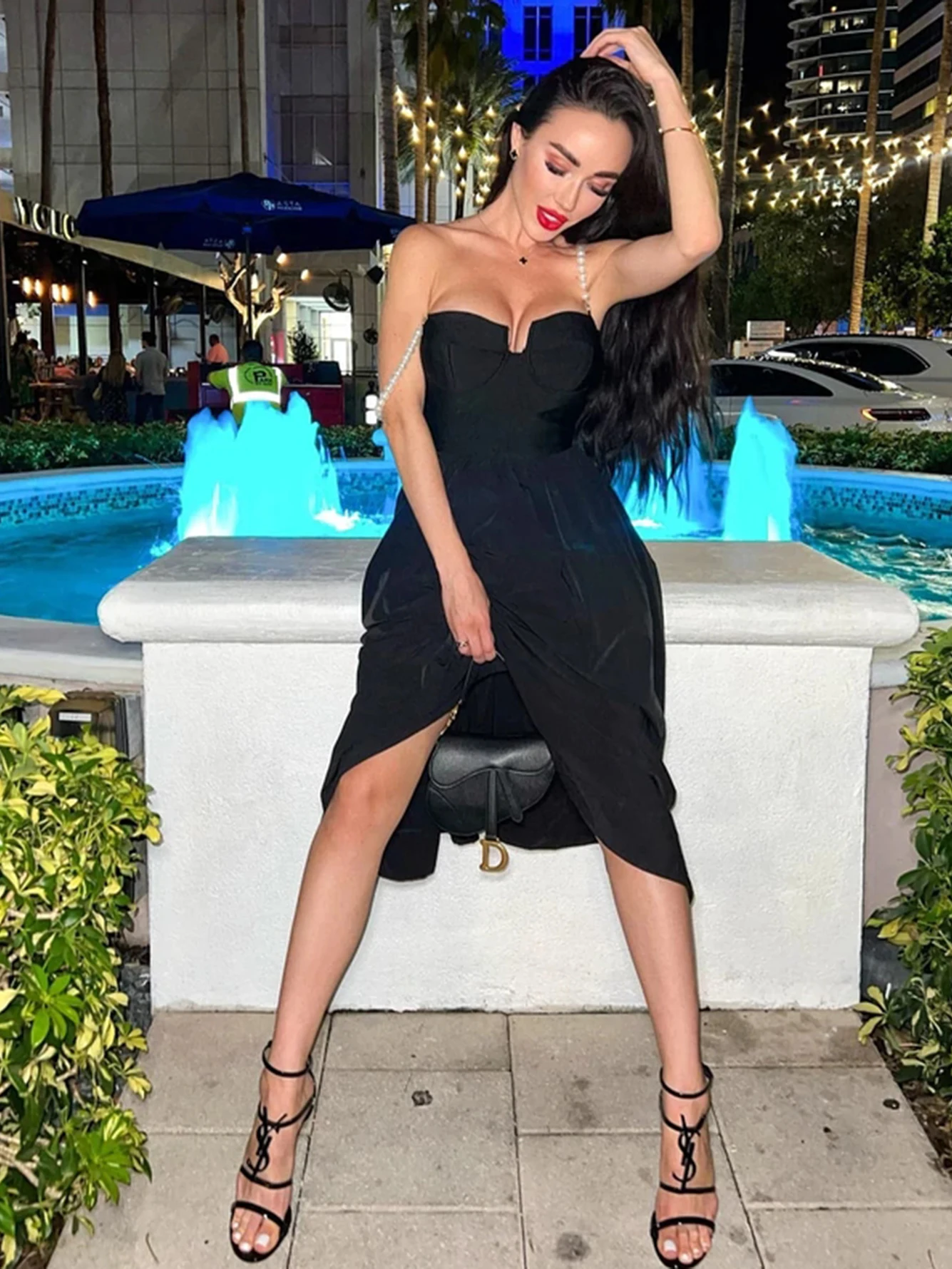 Женское облегающее платье на тонких бретельках черное элегантное вечернее с