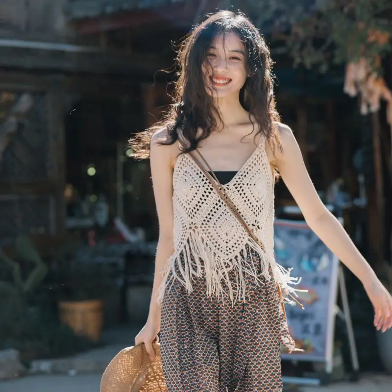 Женский ажурный вязаный жилет с бахромой на бретельках + однотонный летний