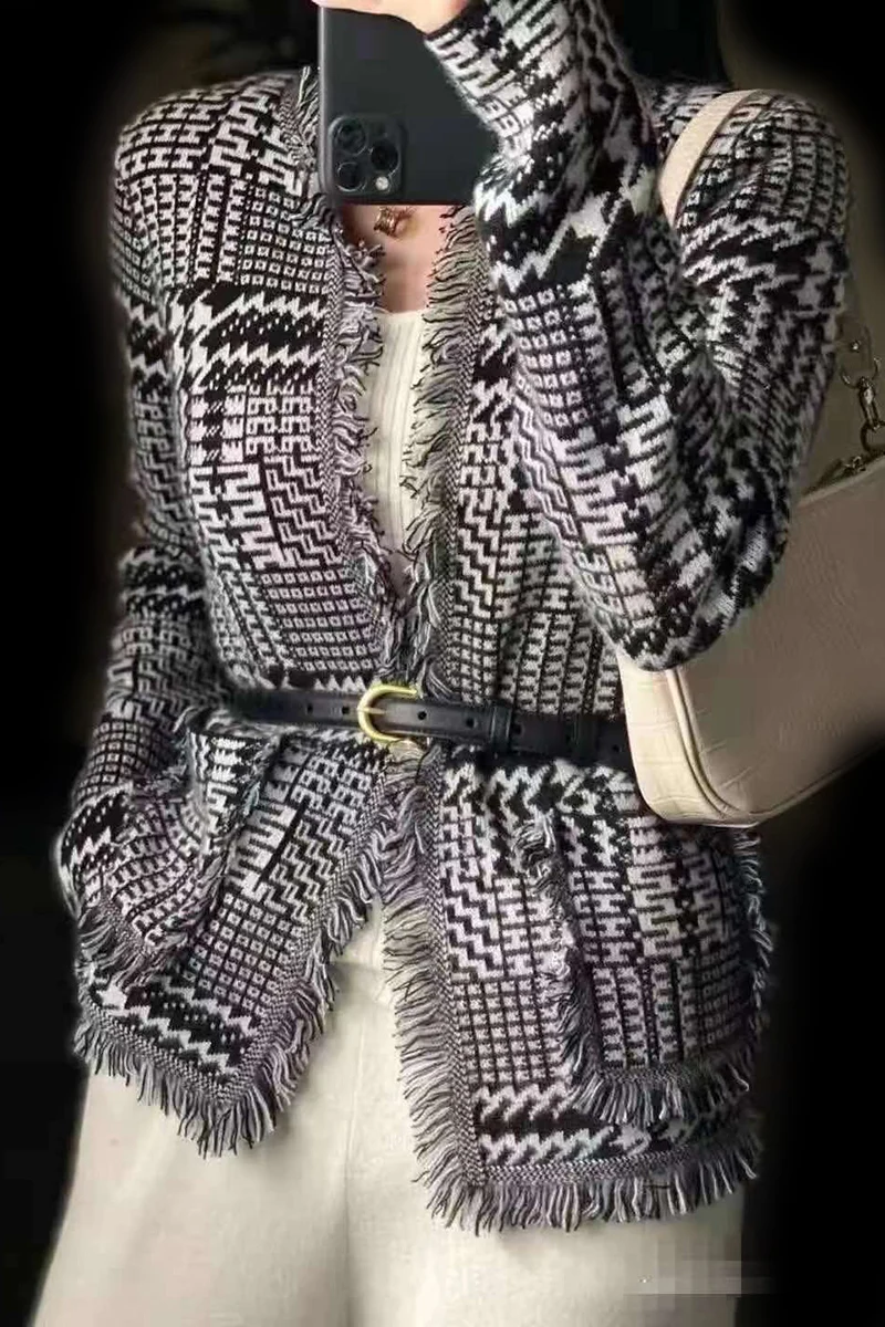

Casual fashion V-neck black and white plaid knitted cardigan sweater Women's clothing 2022 autumn new loose Korean top all match
