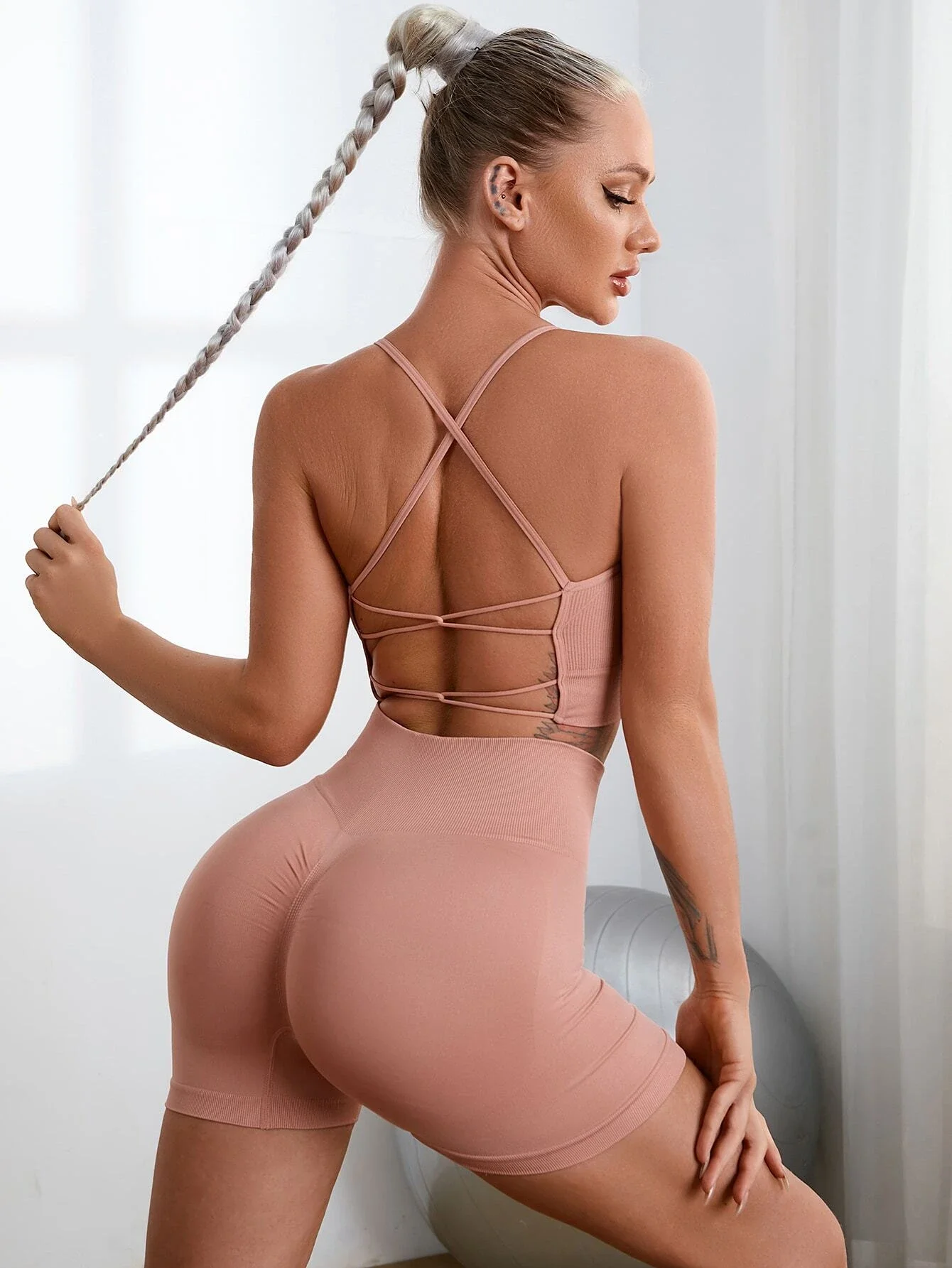 

Seamless Criss Cross Backless Sports Bra & Sports Shorts