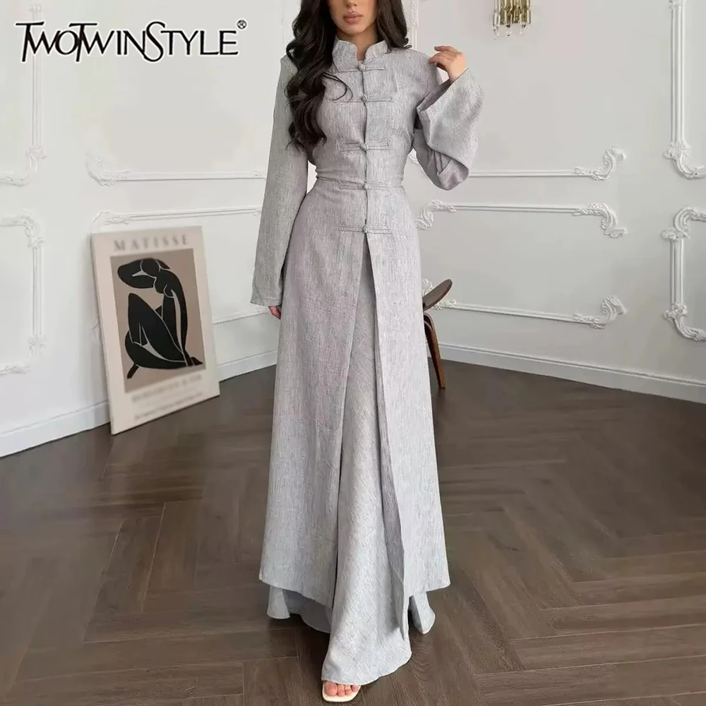 Фото TWOTWINSTYLE Женский комплект из двух предметов: свободный жакет с воротником-стойкой и длинными рукавами, а также юбка миди с высокой талией, украшенные пуговицами и шнуровкой. №1