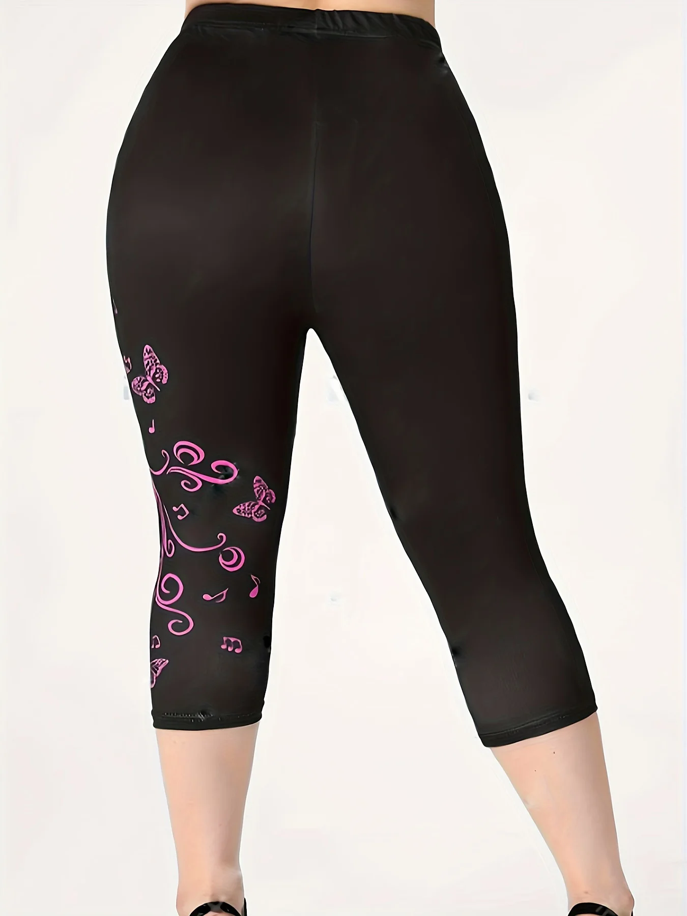 Женская футболка с круглым вырезом и короткими брюками