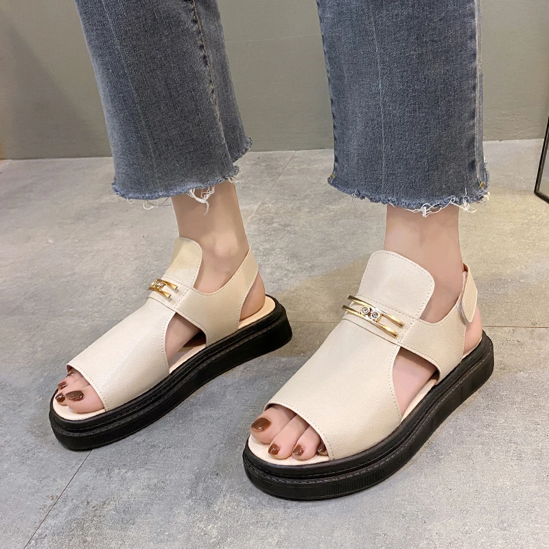 

2022 New Ladies Flat Shoes Casual Sandals Ladies Luxury Strap Metal Sandals Thick Sole Designer Brand Women Shoes