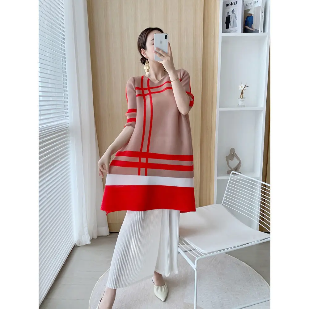 Женское клетчатое платье облегающее длинное с круглым вырезом и рукавами в семи