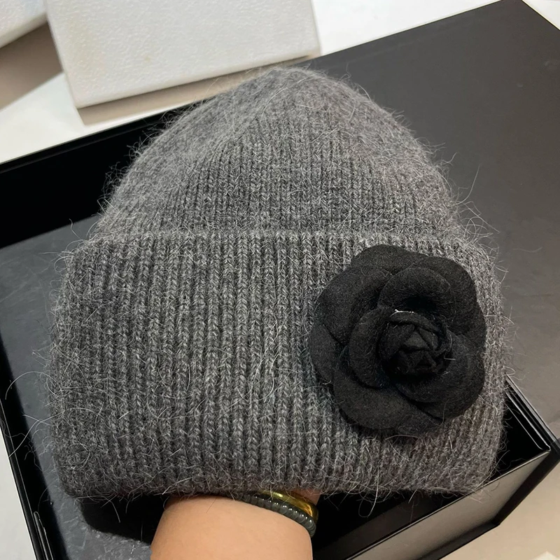 Шапка с цветком женская зимняя вязаная шапка из ангоры теплый аксессуар для