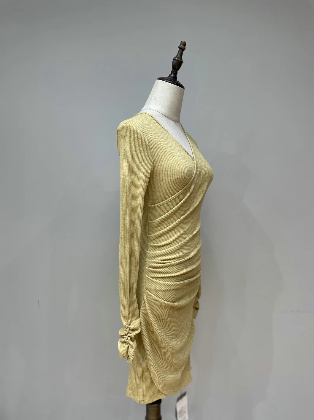 Зима 2024 новое шоу фигурка Royal Sister Sense вязаное платье-футляр с v-образным вырезом и